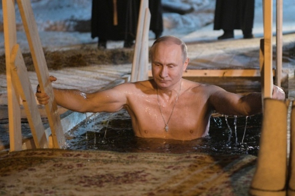 Путин окунулся в прорубь на озере Селигер Путин окунулся в прорубь на озере Селигер