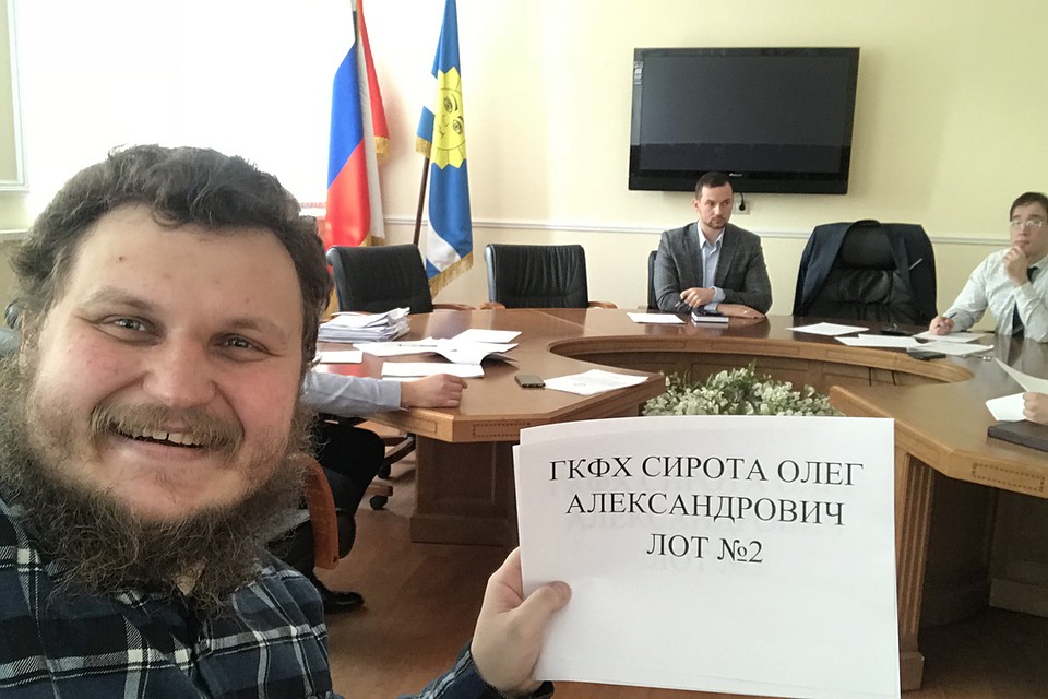 Чтобы поставить свои магазинчики, сначала нужно поучаствовать в муниципальных торгах.