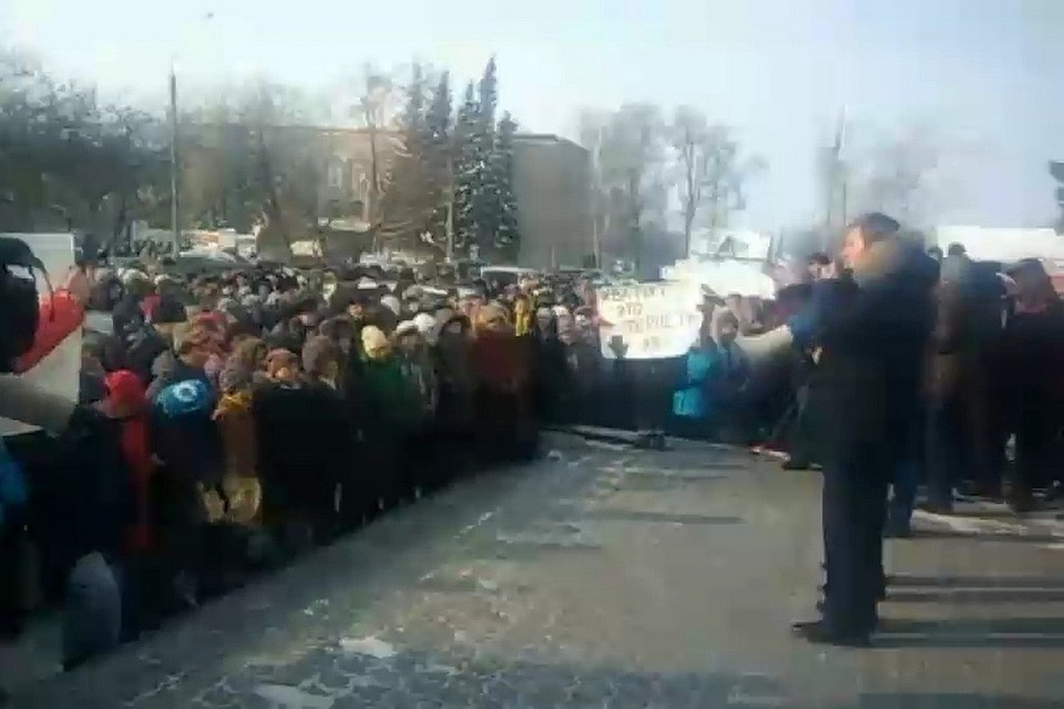 Несколько сотен колыванцев вышли на главную площадь райцентра с протестом.