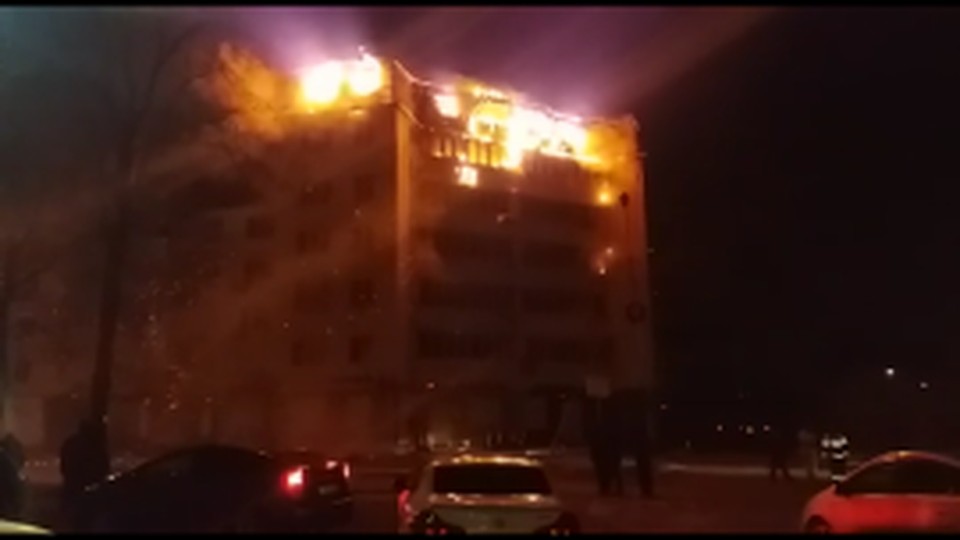 В Приморье сгорел верхний этаж жилого дома В Приморье сгорел верхний этаж жилого дома