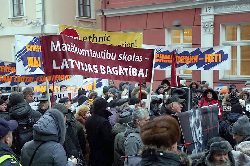 Около 300 человек приняли в участие в митинге против планов перевода школ на латышский язык обучения. Фото: Edijs Pālens/LETA