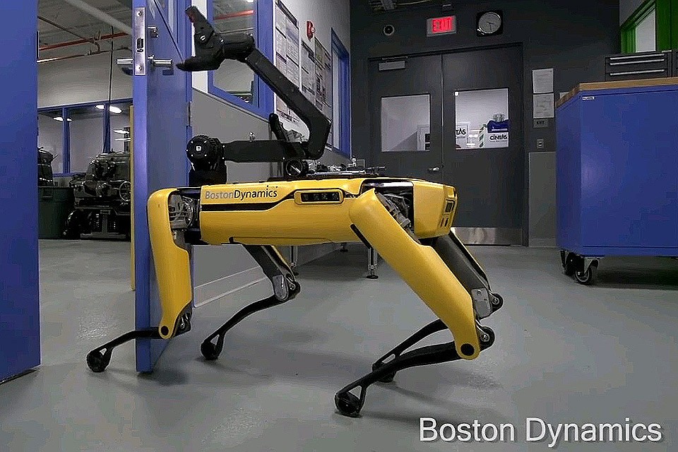 Робот от Boston Dynamics не только открывает дверь за ручку, но и придерживает её своей "лапой". ФОТО Boston Dynamics Youtube