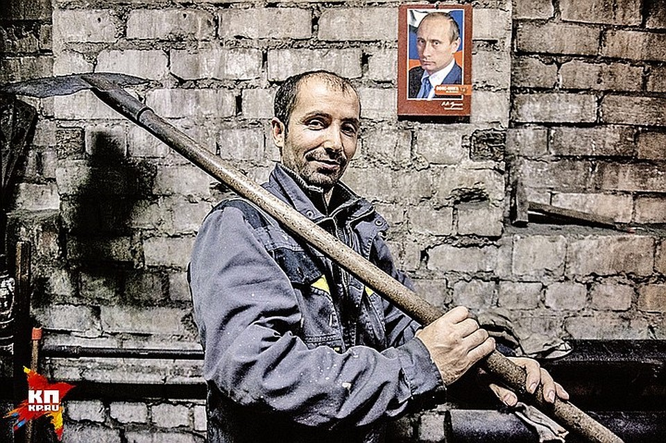 Кочегару сельской школы таджику Аслану в Рождествене нравится. На стенах его кочегарки Путин и «Сикстинская Мадонна». Но позировать нам он решил на фоне президента.