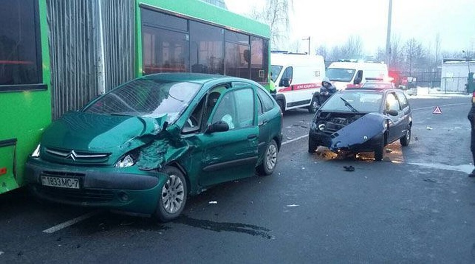 В аварии столкнулись три легковушки и автобус, но, к счастью, обошлось без серьезных травм. ФОТО: УГАИ ГУВД Мингорисполкома