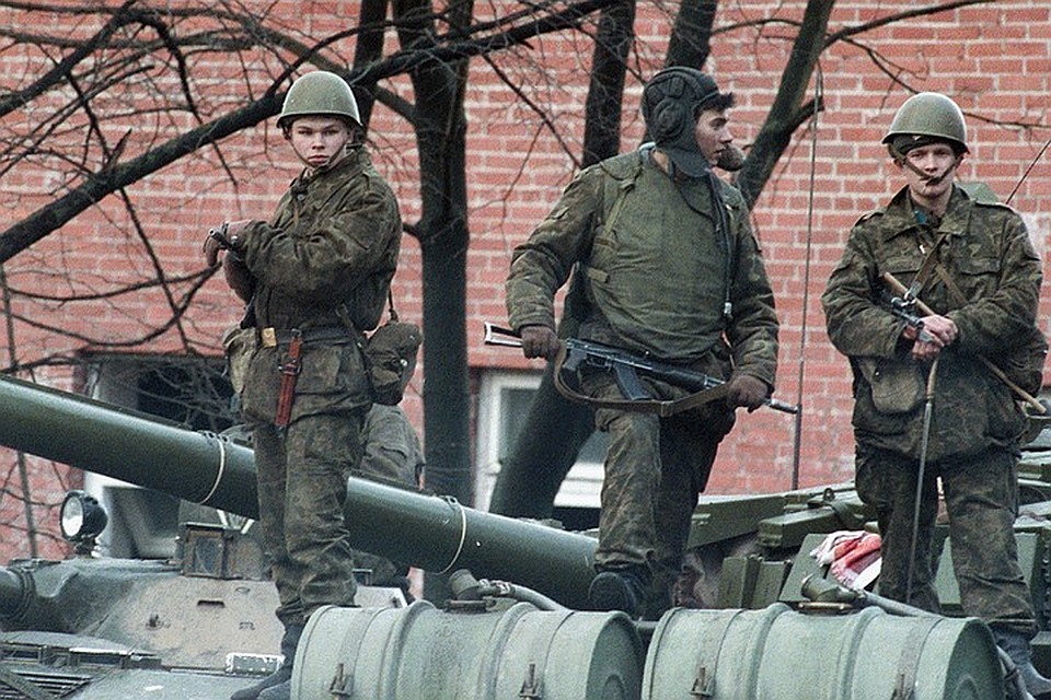 16 января 1991 г. У здания литовского телецентра. ФОТО Завьялов Владимир/Фотохроника ТАСС