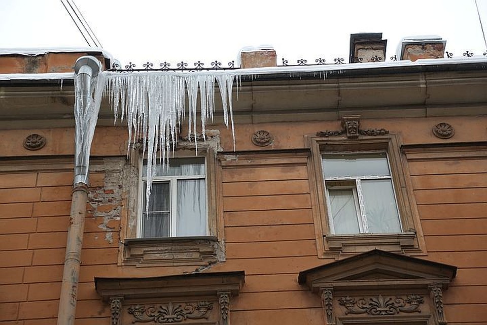 Уголовное дело возбуждено в Петербурге после падения на женщину наледи Уголовное дело возбуждено в Петербурге после падения на женщину наледи