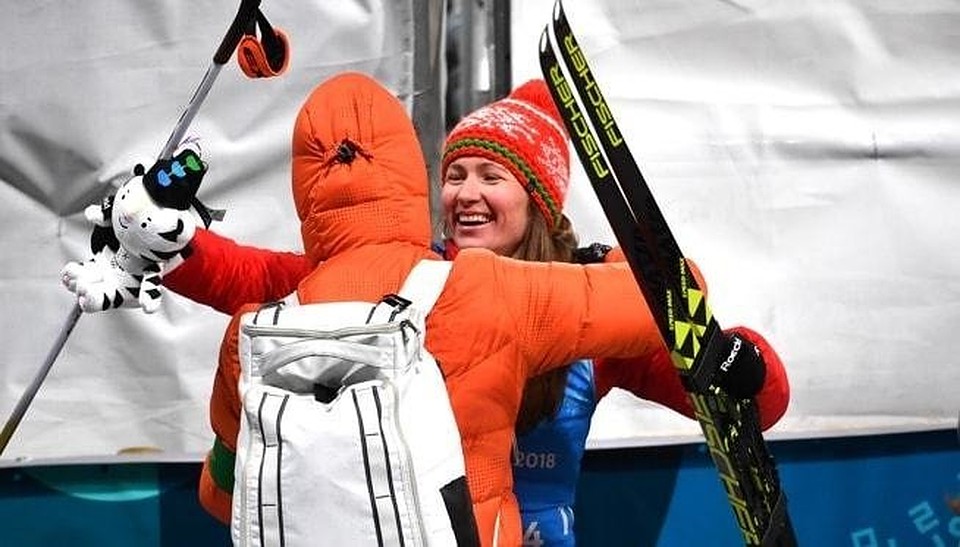 Домрачева и Бьорндален обнимаются после золотого финиша. Фото: vg.no