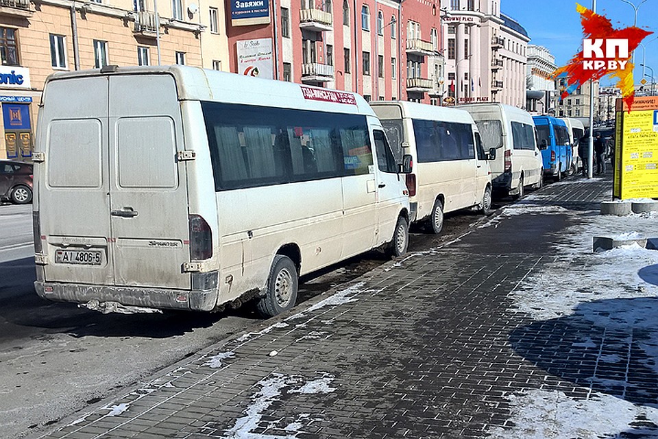 Днем в понедельник в районе минского автовокзала все спокойно – никакого ажиотажа нет, все пассажиры, которые забронировали себе места, спокойно приходят и уезжают.