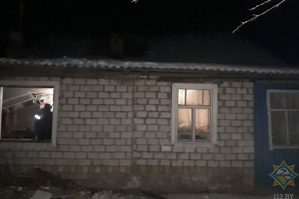 При топке котла в частном жилом доме произошел его разрыв. Фото: 112.by
