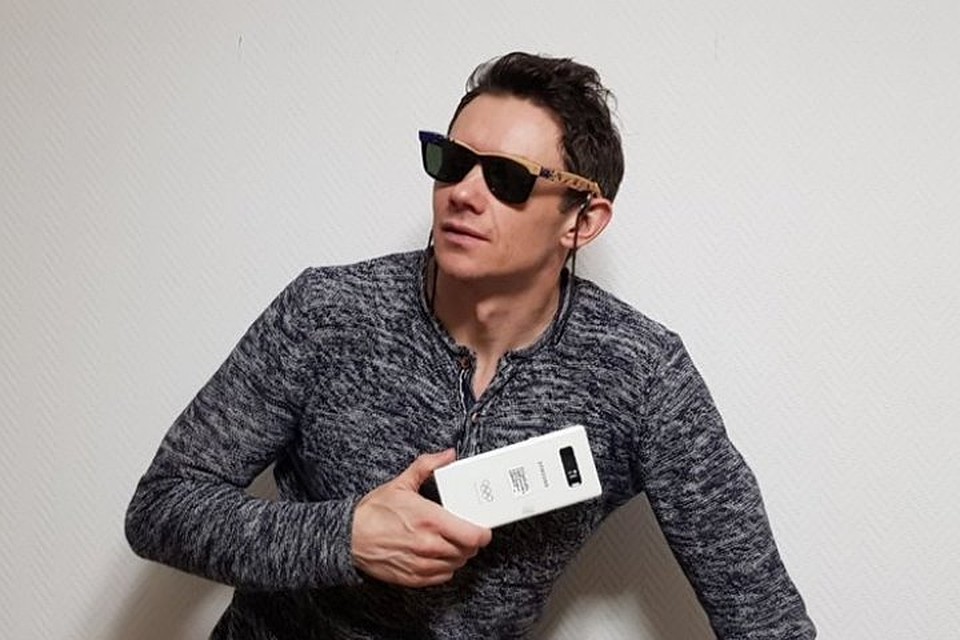 Фото из Facebook Лыжник Сергей Долидович продает очки из Лиллехамера и смартфон из Пхенчхана