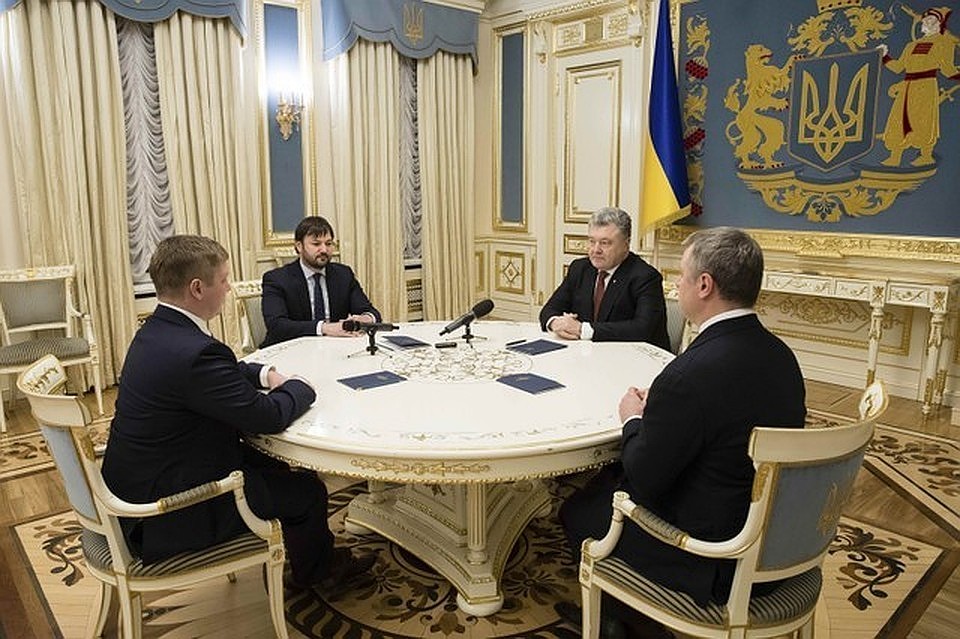 Президент Украины Петр Порошенко на совещании с представителями «Нафтогаза» обсуждает решение Стокгольмского арбитража в споре с «Газпромом»/