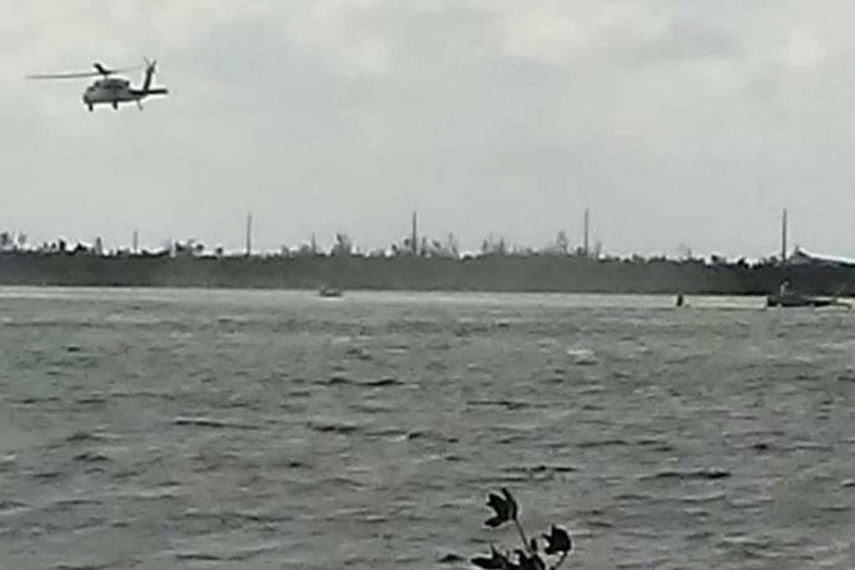 Спасательный вертолет над местом крушения истребителя ВМС США во Флориде