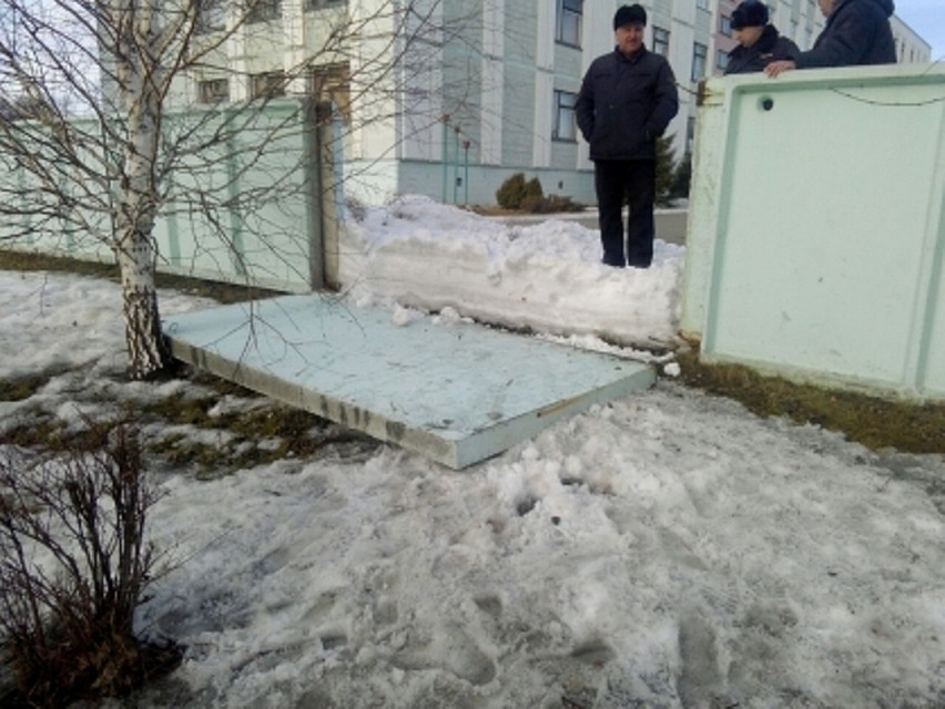 В Барнауле на девочку упал ученический забор В Барнауле на девочку упал ученический забор