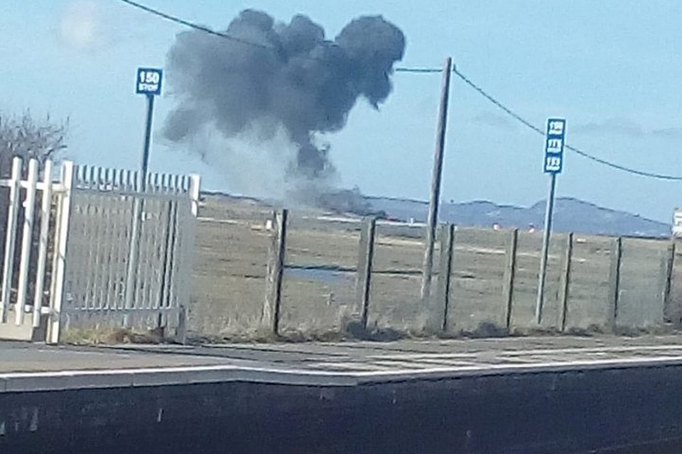 Над местом падения самолета виден дым