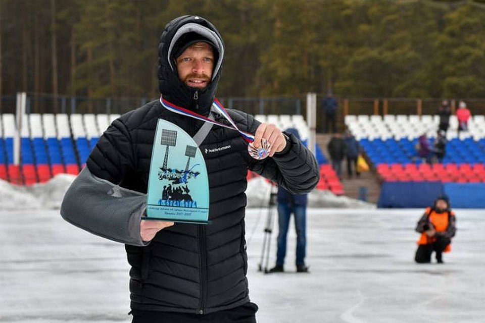Травмированный форвард Александр Егорычев с призом от болельщиков. Фото: Татьяна ГЛЮК.