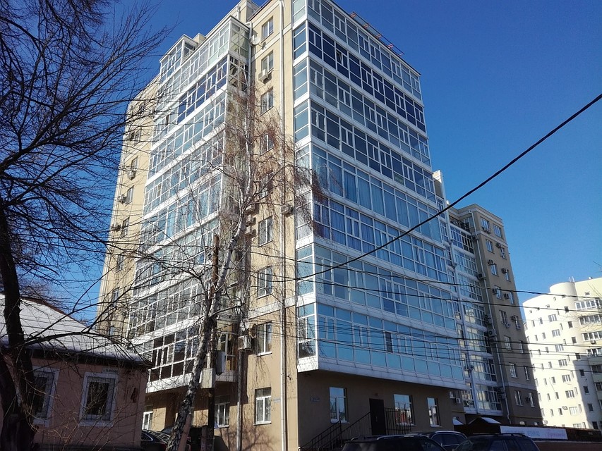 Сосулька сорвалась с крыши этого высокого дома