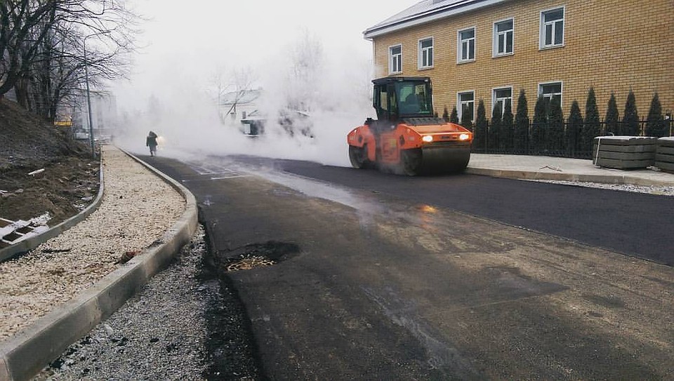 Жители попросили активистов помочь остановить укладку асфальта в мороз. Фото предоставлено движением «Убитые дороги Пскова»
