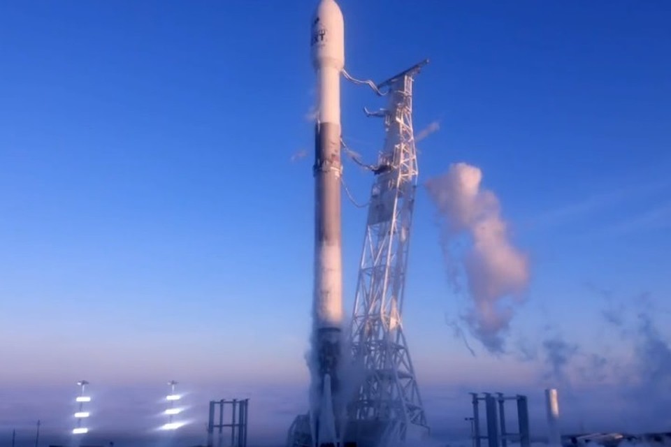 SpaceX запустила ракету с десятью спутниками связи