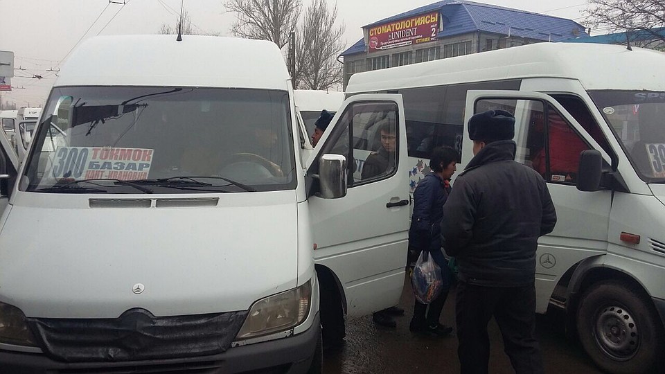 Водители маршруток стали выходить на линии, но половина продолжает забастовку.