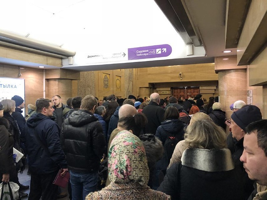 У входа на "Садовую" образовалась целая толпа