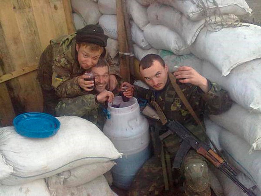 Пьянство в ВСУ стало нормой. ФОТО: cdn.fishki.net