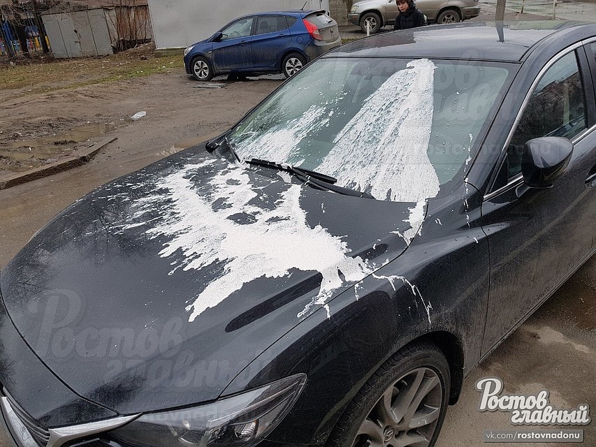 Хулиганы облили машины белой и коричневой краской. Фото: ВК "Ростов Главный - новости Ростова-на-Дону".
