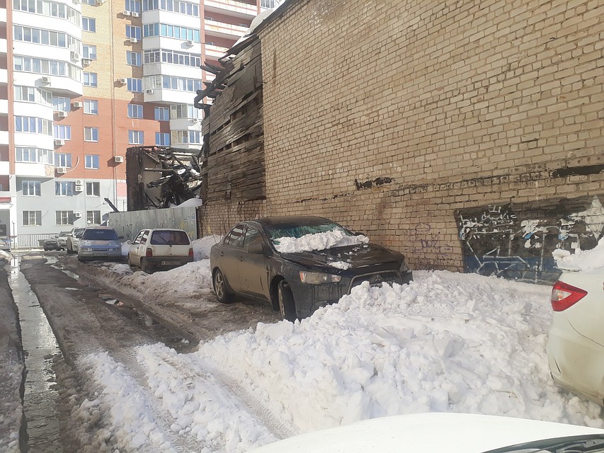 На фото видно, как пострадала иномарка