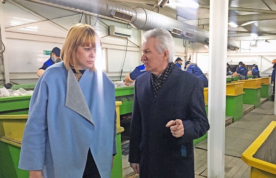 С руководством ООО «ЭкоЦентр» Эллой Кузьминой Александр Клыканов обсудил перспективы и направления развития отрасли.