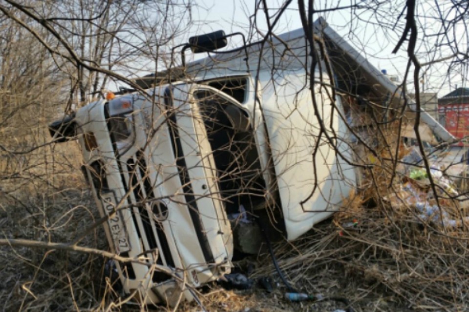 В металлической ловушке оказался водитель грузовика после аварии в Хабаровске