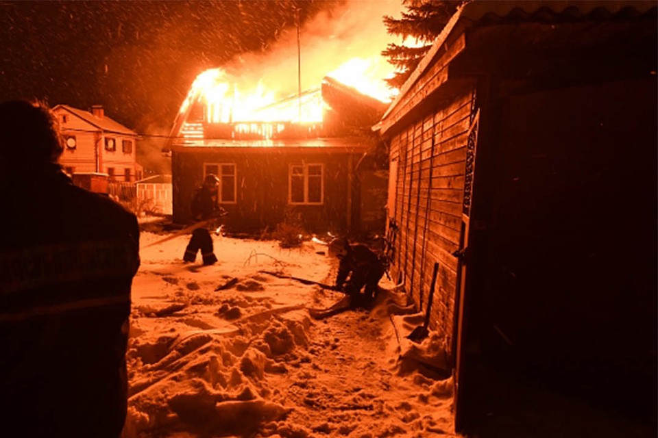 В Кировской области загорелся жилой дом: спасен один человек