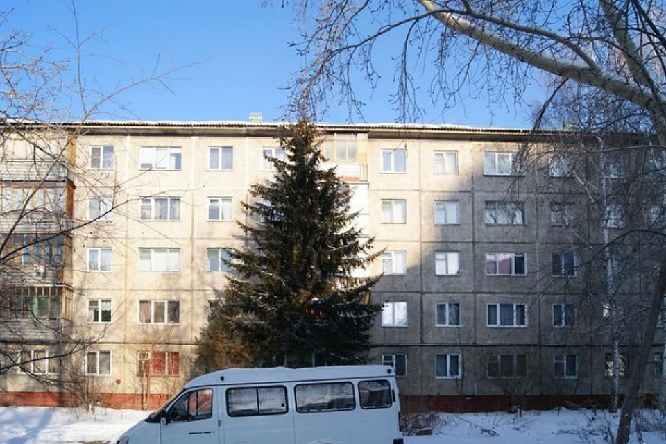 Чтобы расплатиться с долгами, трехкомнатную квартиру в омской хрущевке пришлось продать по сильно заниженной стоимости. Фото: omskrielt.com