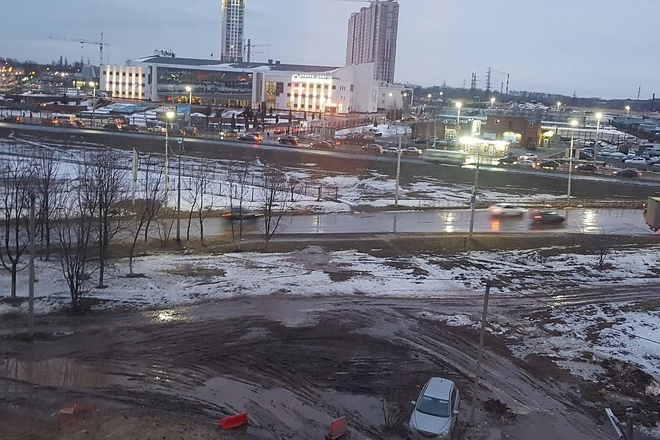 Дом, возле которого дорога превратилась в болото, соседствует с ДС "Олимпийский".