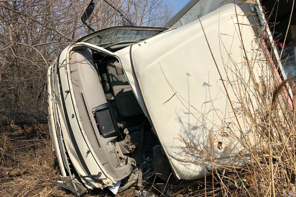 В Хабаровске в больнице скончался водитель перевернувшегося грузовика