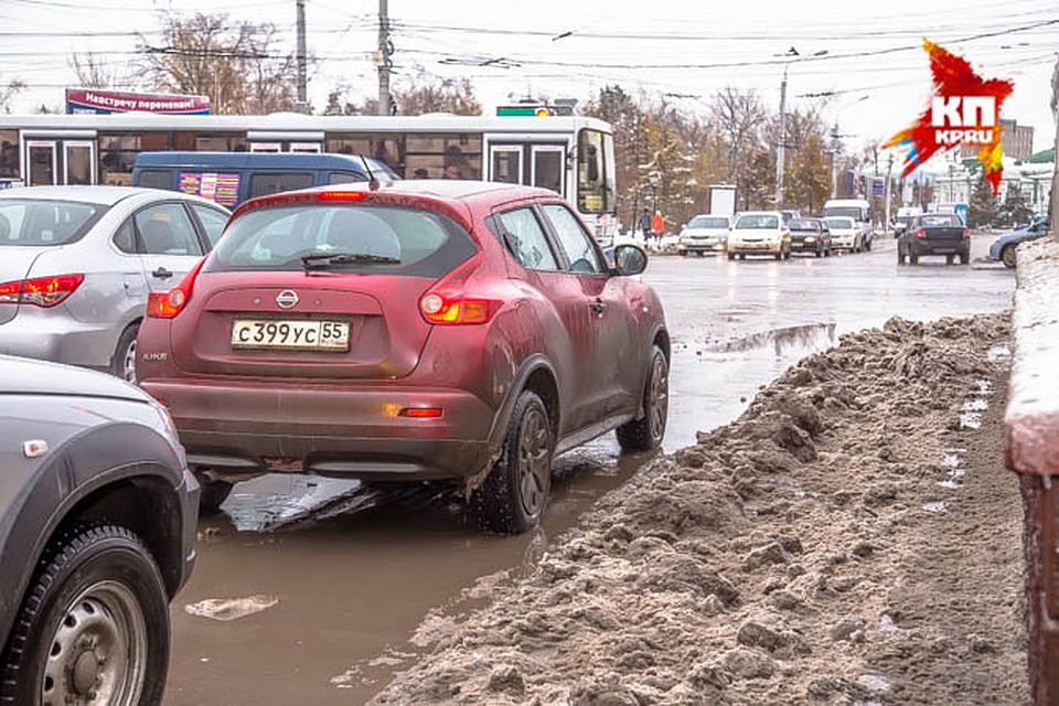 Если вы ездите на работу утром и возвращаетесь вечером, когда на улице дорога подмерзает, а днем автомобиль стоит на парковке, переобуваться еще рано.