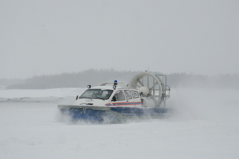 Передвигаться по льду новосибирских водоемов безопасно только на специальных плавсредствах
