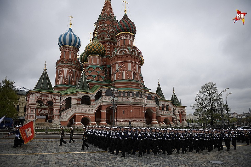 Репетицию парада Великой Победы проведут на Дворцовой площади шесть раз Репетицию парада Великой Победы проведут на Дворцовой площади шесть раз