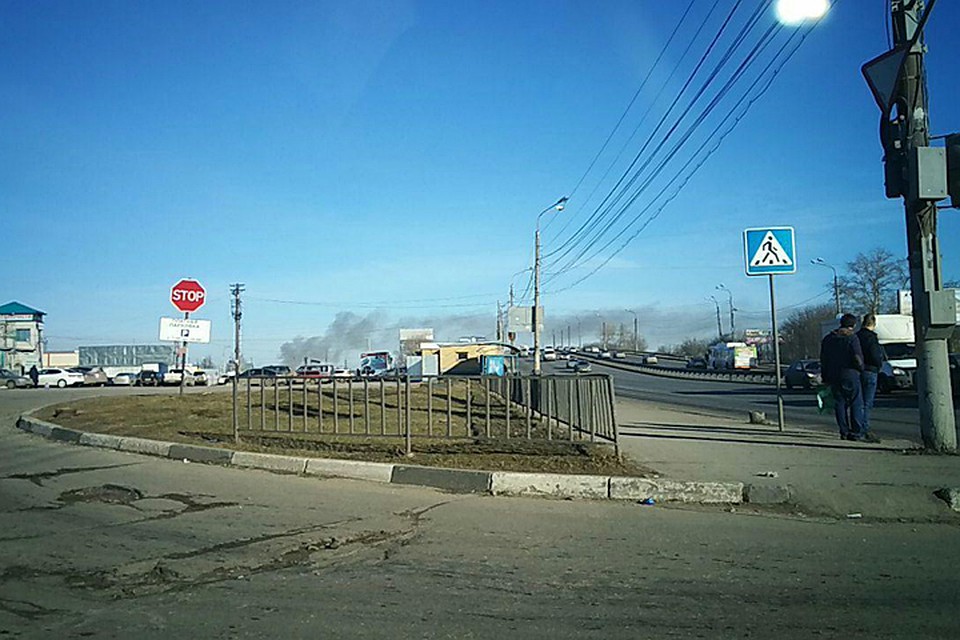 В Нижнем Новгороде гасят сильный пожар — Третий уровень трудности В Нижнем Новгороде гасят сильный пожар — Третий уровень трудности