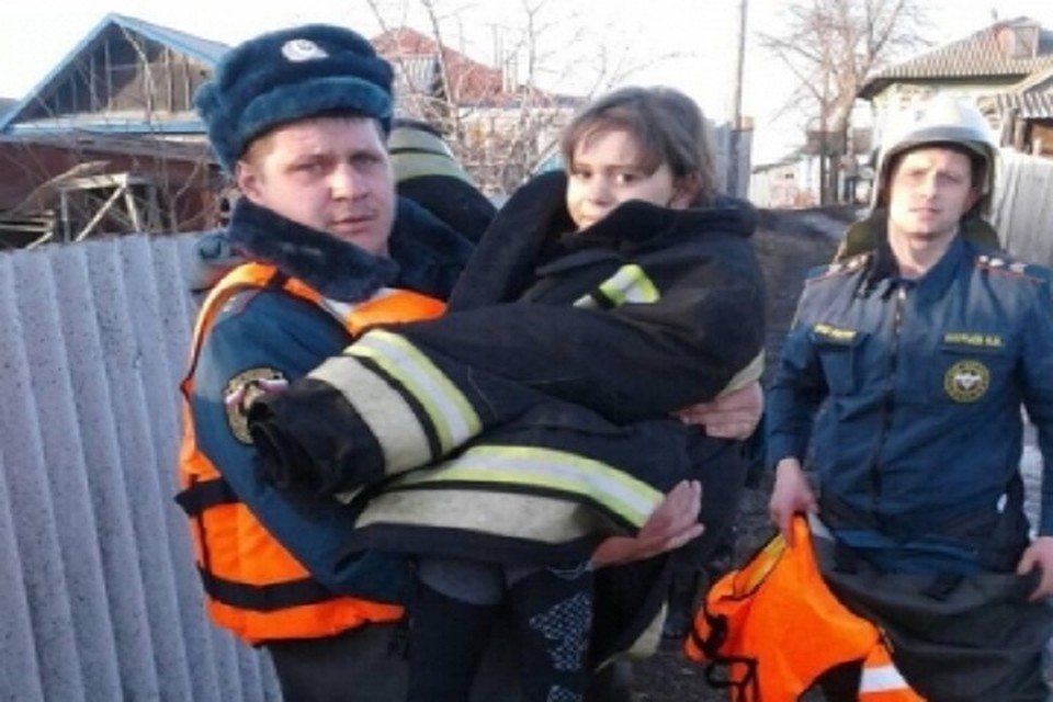 На помощь девочке подоспели спасатели, вытащили ее из воды и отнесли домой