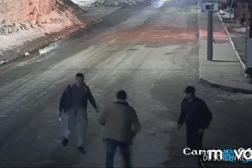 Мужчина тщетно пытался отбиться от нападавших. Фото: скриншот видео