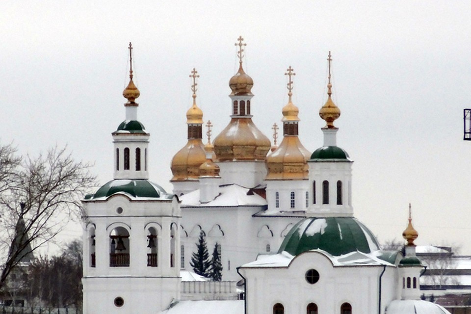 Крестный ход временно парализует движения автомобилей по центральным улицам города.