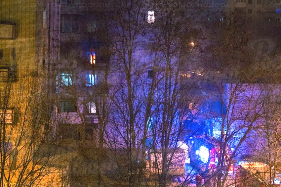 Огонь вспыхнул на четвертом этаже многоквартирного дома. Фото: ВК, группа "Ростов Главный".