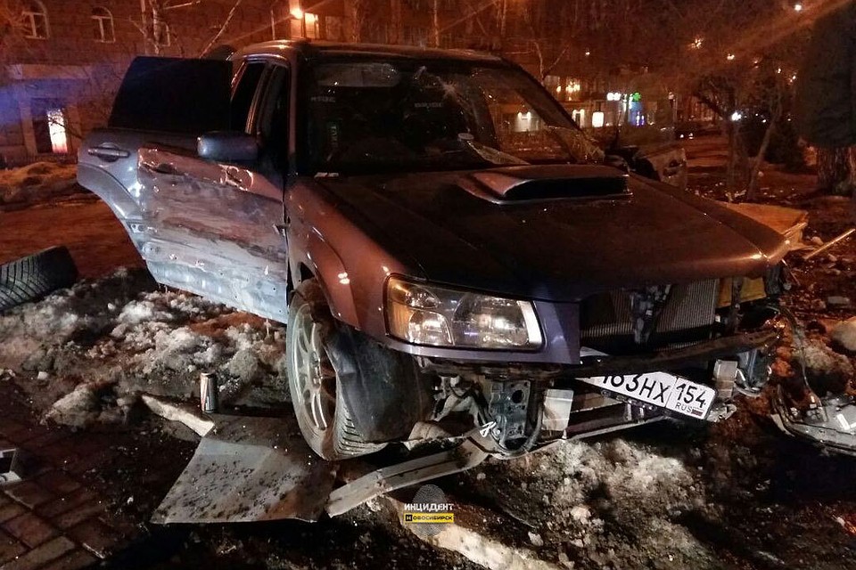Subaru и Renault серьезно пострадали в столкновении в центре Новосибирска. Фото со страницы vk.com/avtospasrus