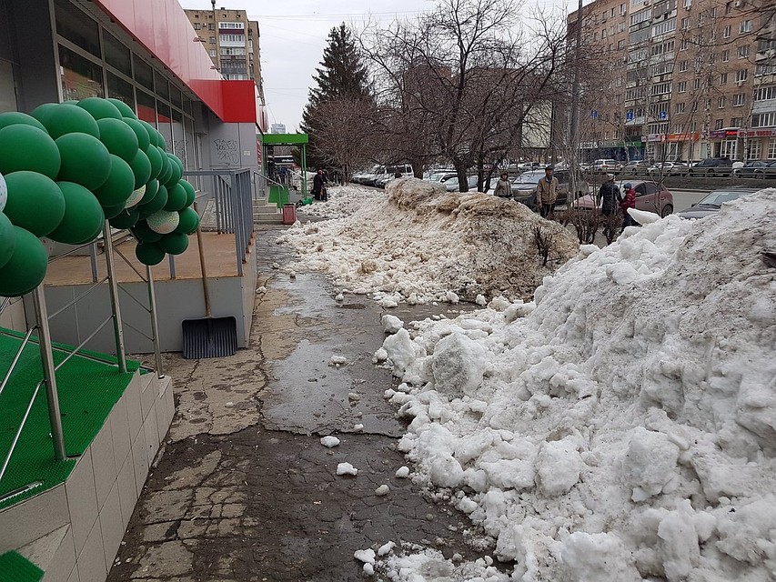 Так ворошат снег на Ново-Садовой
