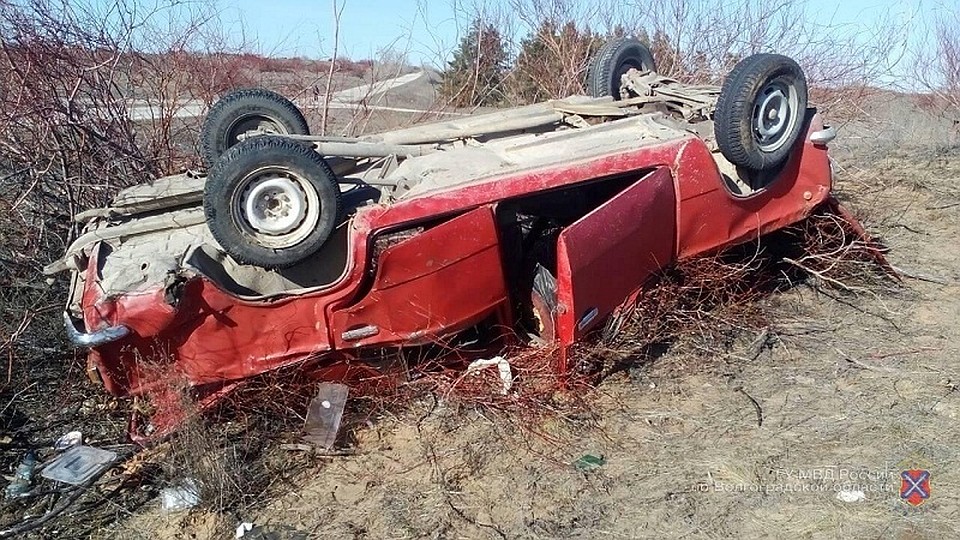 В перевернувшейся "копейке" пострадали водитель и четыре пассажира