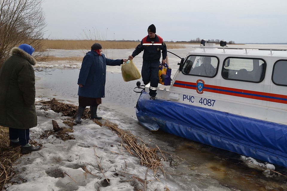 Доставка почты на острова Псковского озера катером МЧС. Фото: пресс-служба УФПС Псковской области – филиал ФГУП «Почта России».