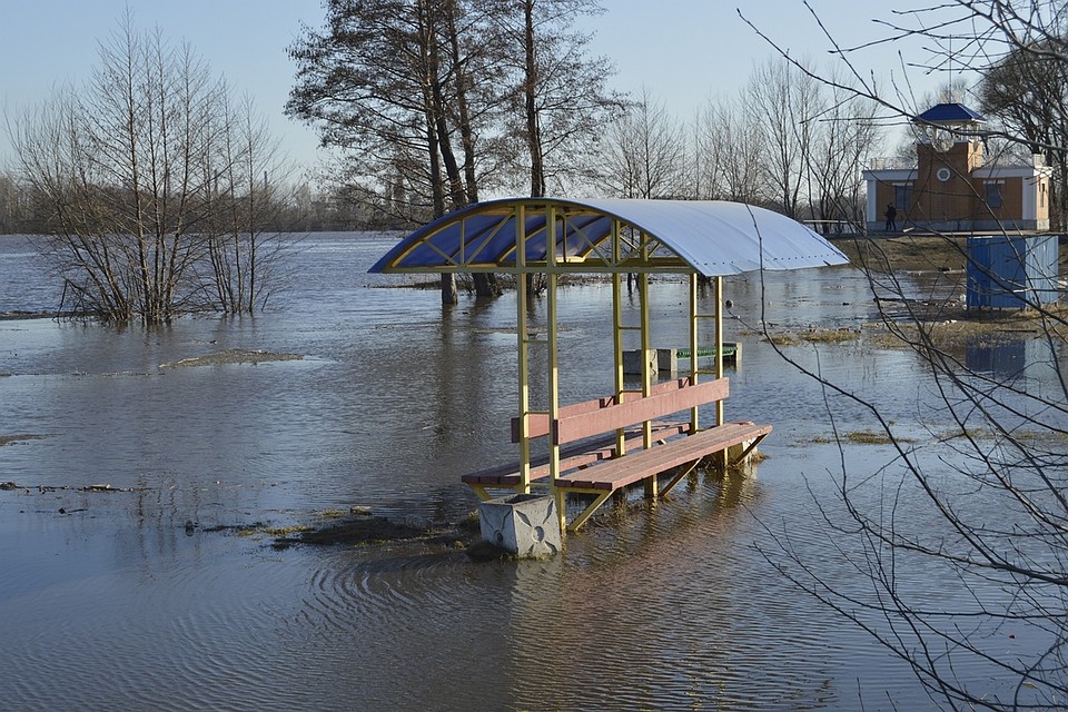 Вода подбирается к Набережной Липецка