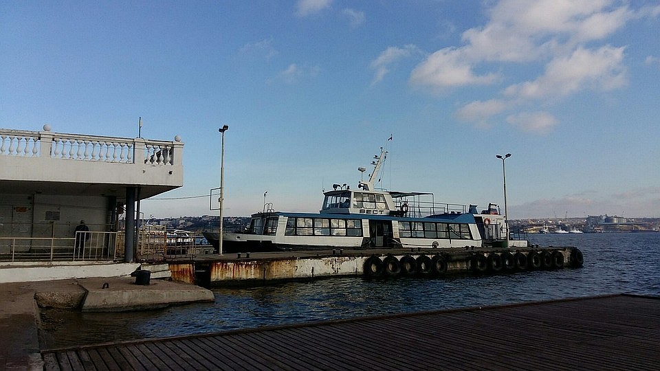 Курсирующие в городе катера технически уже устарели.