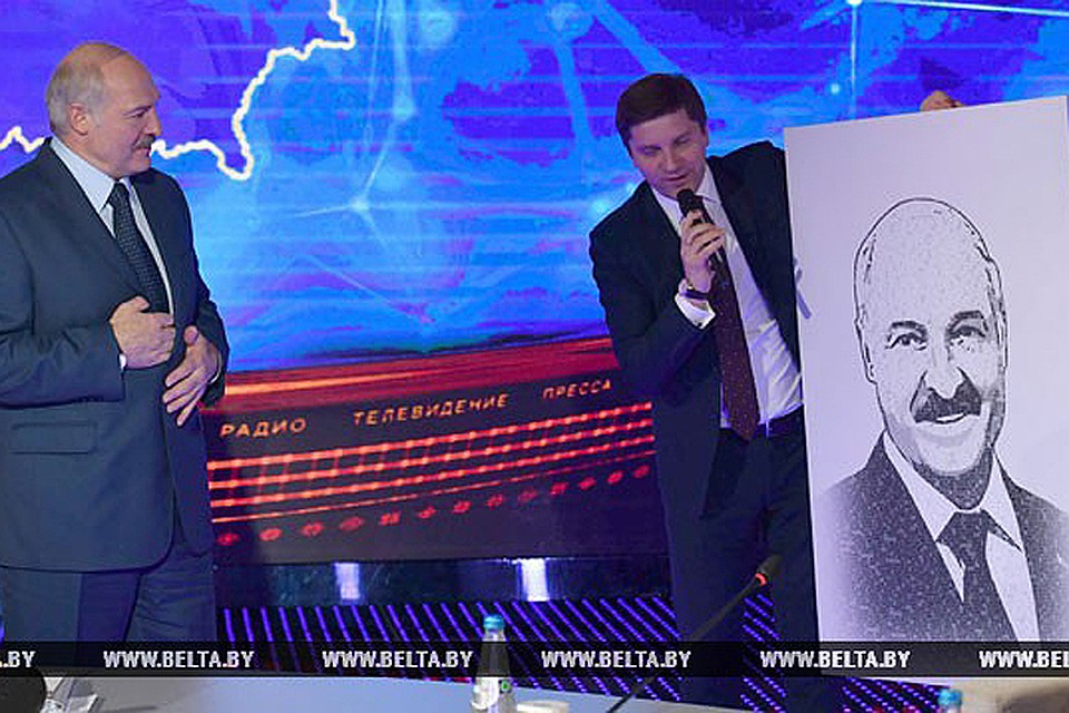 Лукашенко подарили портрет, созданный из его же слов. Фото: БелТА.