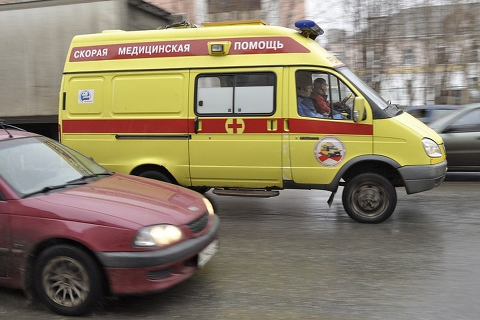 В Мурманске пострадал прохожий из-за падения сосульки.