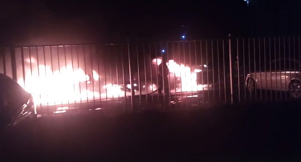 Пожар на стихийной парковке в Брусилово. Фото: vk.com/podslyshano_y_voditelei69